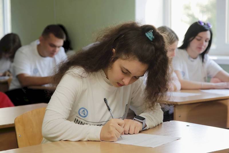Студентка пише заяву на вступ в ПМГУ