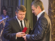 Заместитель гендиректора по производству ГД Владимир Теслюк вручает награду