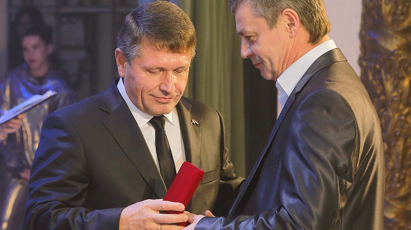 Заместитель гендиректора по производству ГД Владимир Теслюк вручает награду